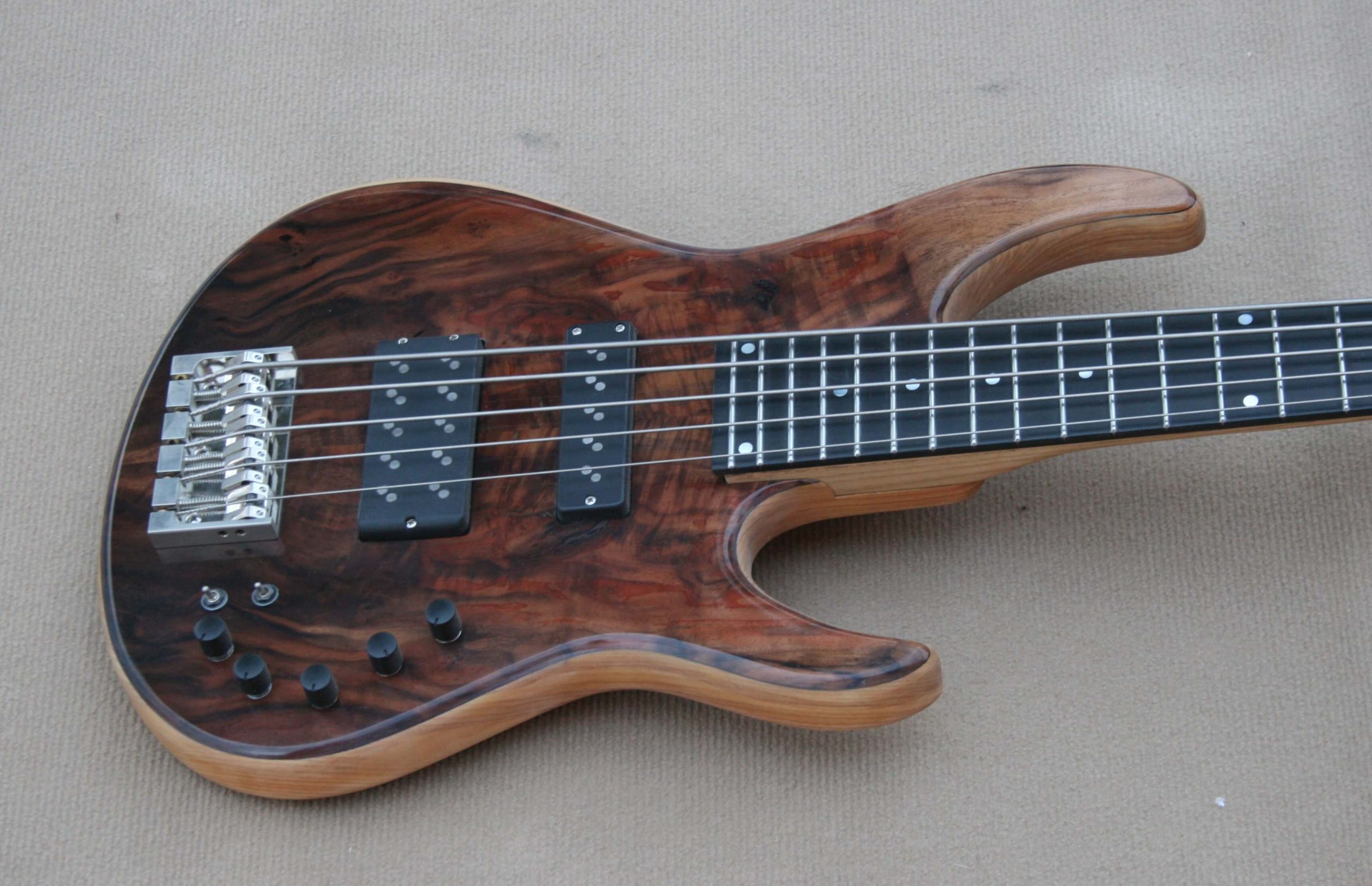bajo Growlingman 5 walnut