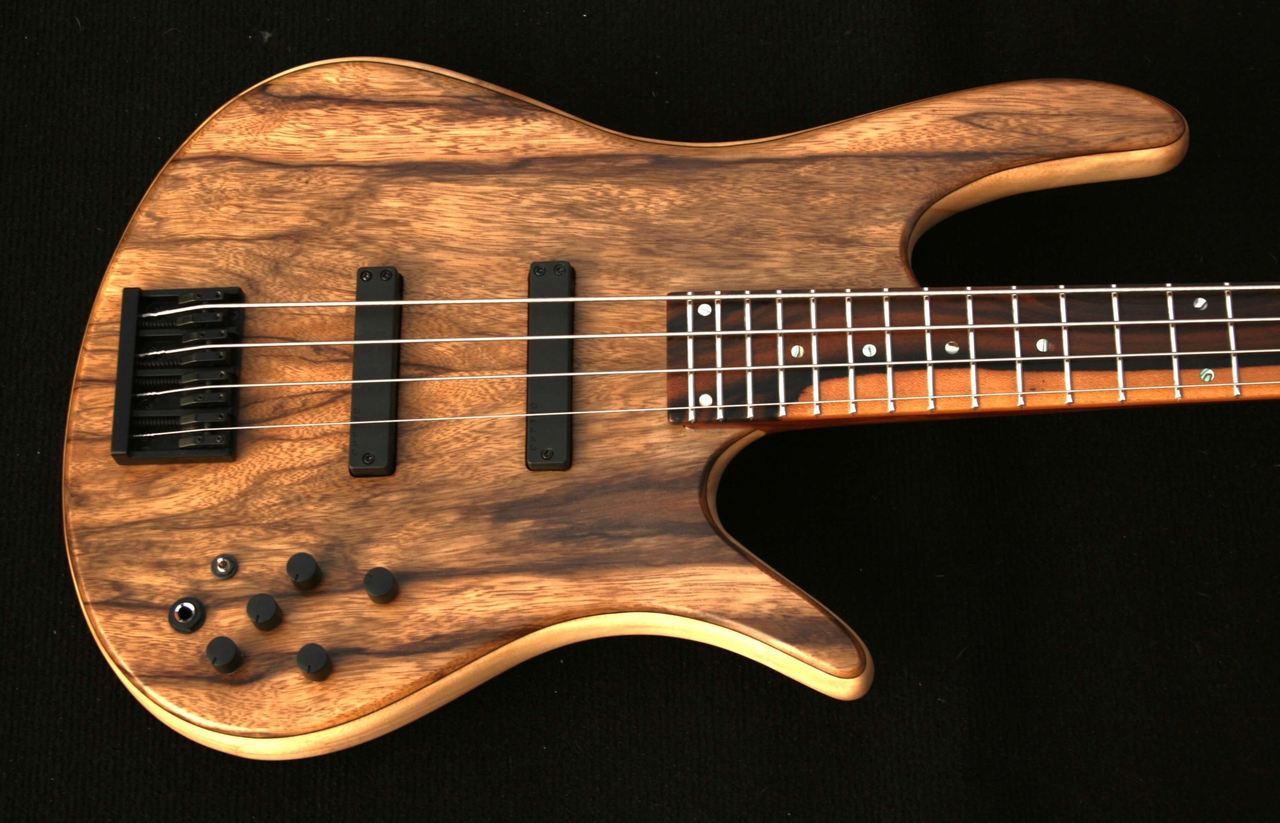 bajo CM4 Black limba