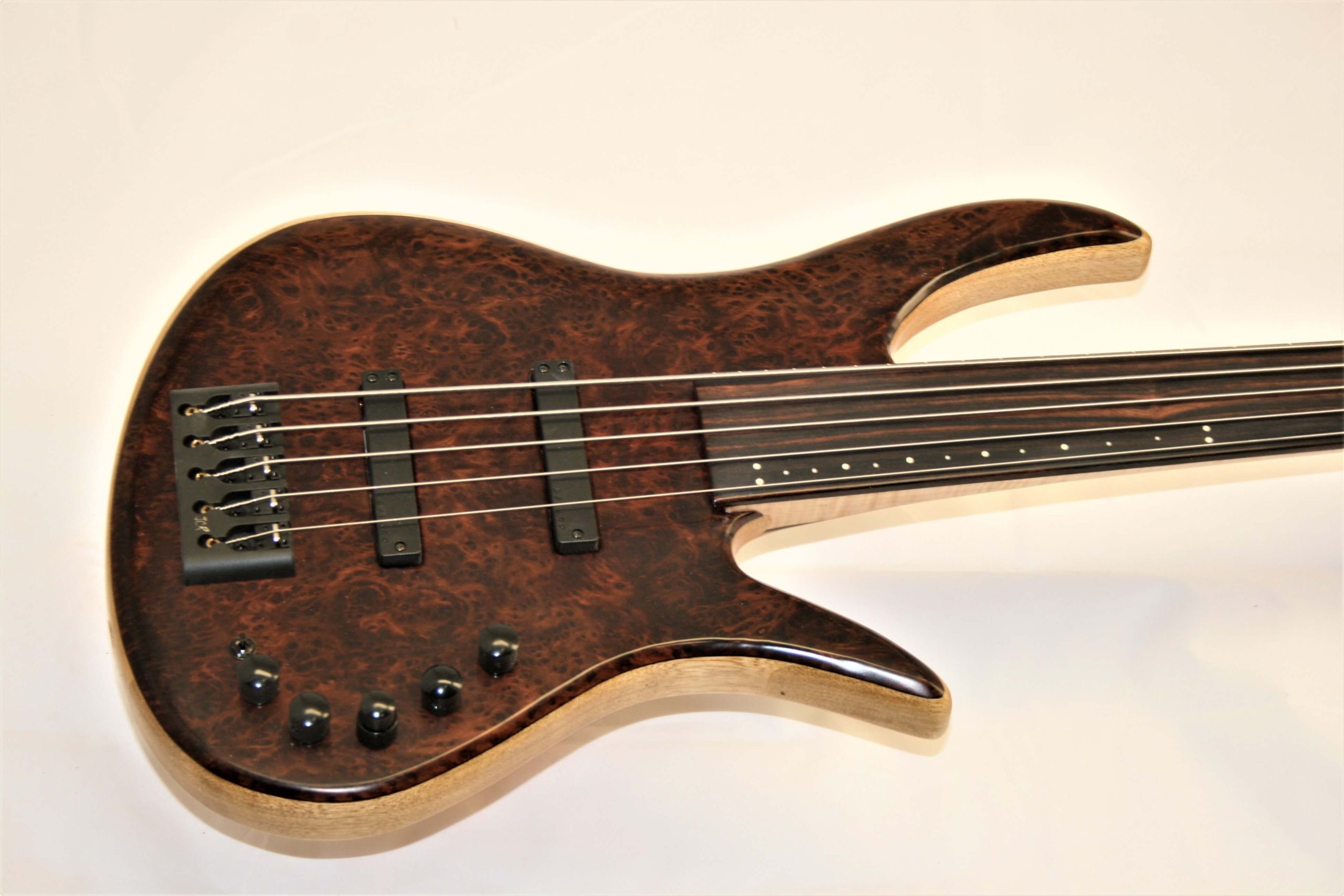 bajo Eclipse 5 Redwood Fretless